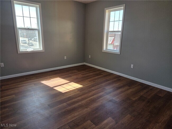 Building Photo - 327 N Tuscarawas Ave