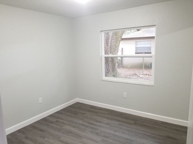 Building Photo - Three-Bedroom Home Near Lake Howard in Win...
