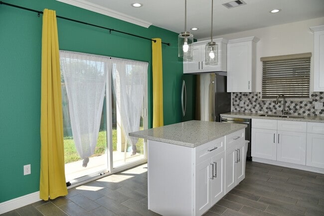 Building Photo - 5046 Van Fleet St