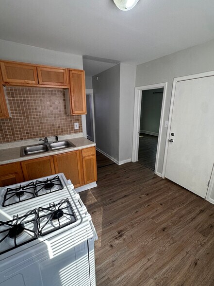 Building Photo - 1030 N Parkside Ave