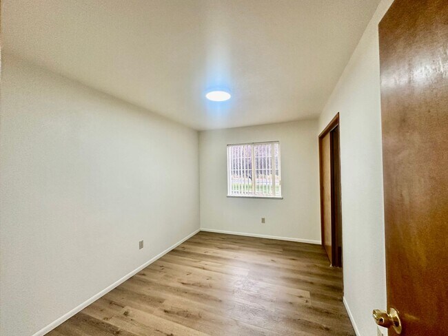 Building Photo - 5425 Glenridge Wy