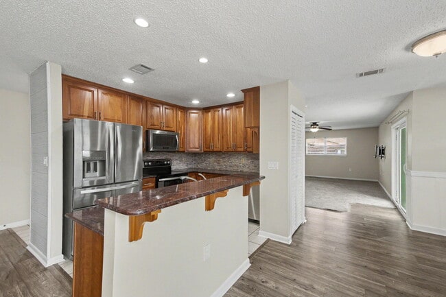 Building Photo - 6 Pinehurst Dr