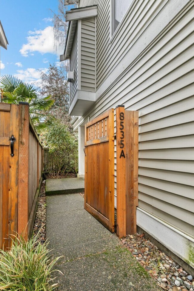 Building Photo - 2bd/1.5ba Seattle Townhouse