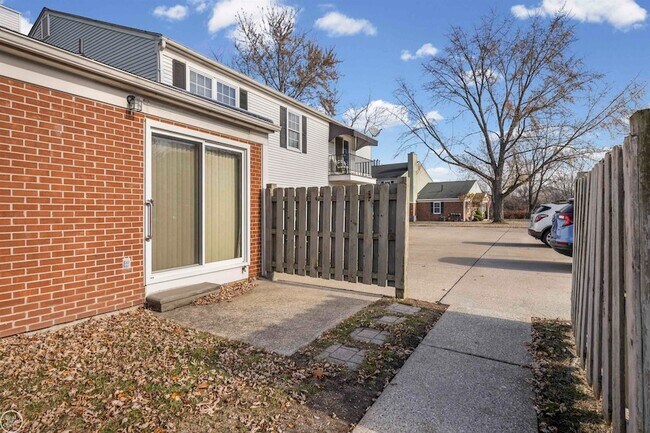 Building Photo - 24692 N Meadow Dr