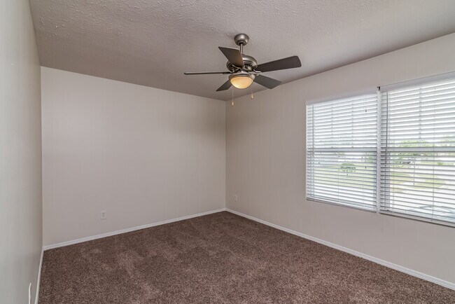 Building Photo - 5723 Roxbury Dr