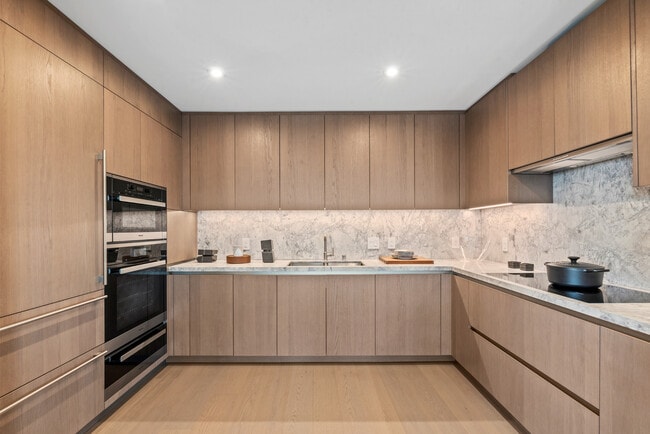 Building Photo - 2025 Ave of the Stars