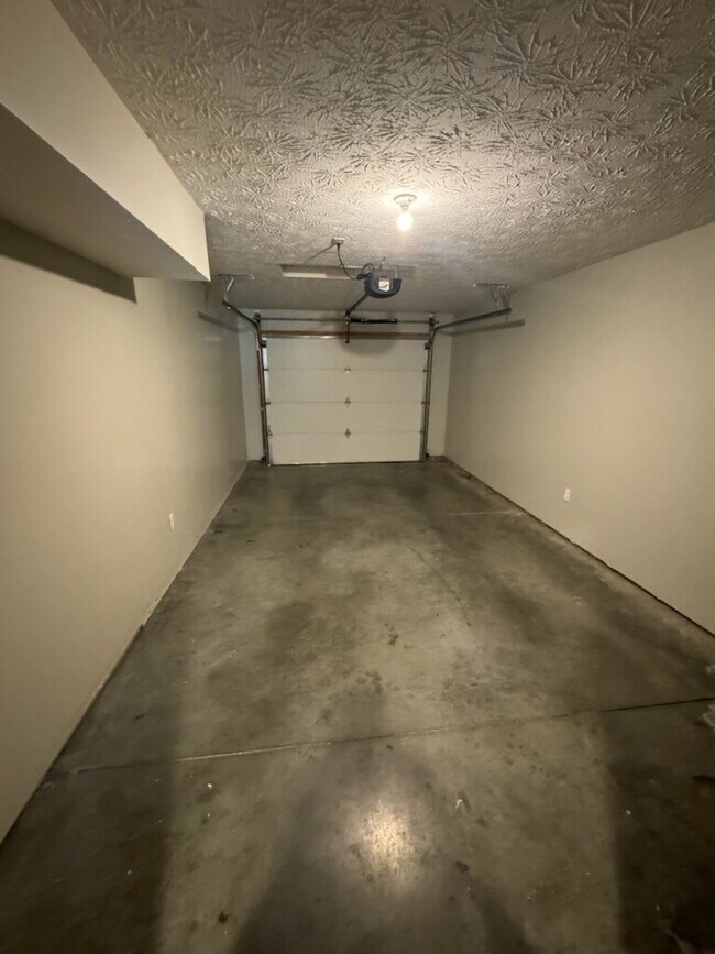 Building Photo - 2 Bedroom Townhouse with Garage