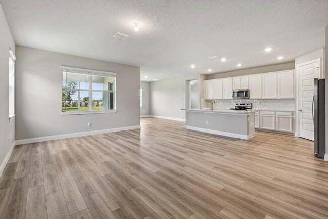 Building Photo - 6632 Cloverdale Ave