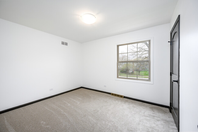 Building Photo - 1072 S Naper Blvd
