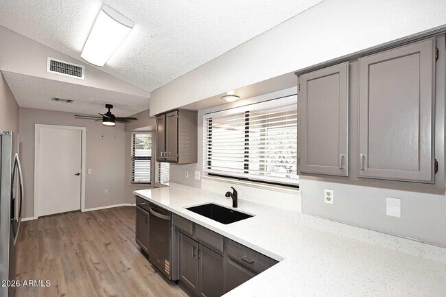 Building Photo - 17218 N Desert Glen Dr