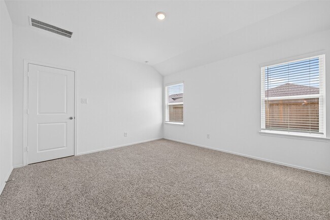 Building Photo - 3030 Lake Crest Dr