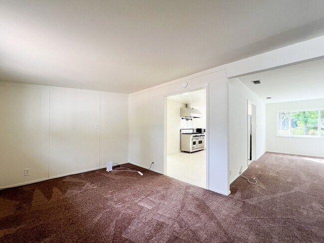 Building Photo - Three Bedroom St. Helena Home with Stunnin...