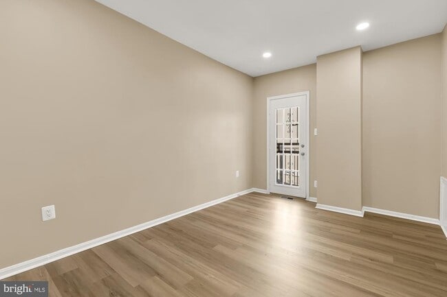 Building Photo - 1033 5th St NE