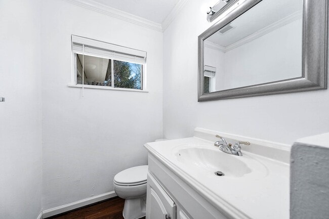 Building Photo - 206 Crestview Dr