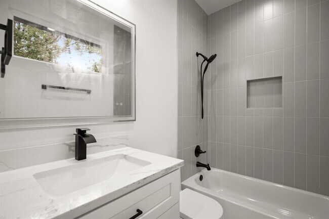 Building Photo - 5305 Ledesma Rd