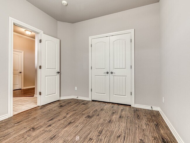 Building Photo - 3 Bedroom + Study + 3 car garage home located in the heart of Edmond!