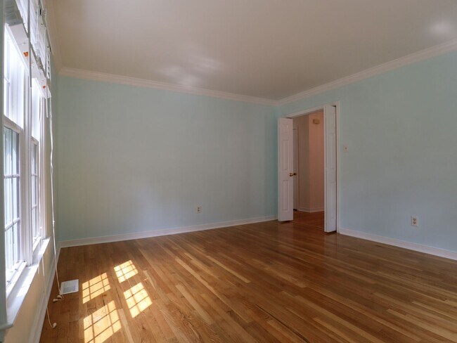 Building Photo - Spacious 4-Bedroom with Fenced Yard, Deck,...