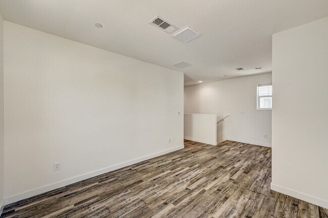 Building Photo - Exquisite Townhome - Life of luxury