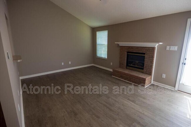 Building Photo - 130 Hawthorne Oaks Way