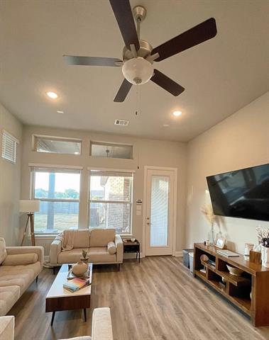 Building Photo - 908 Lamp Post Ln