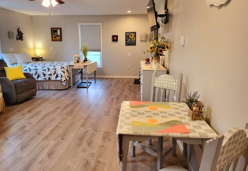 Building Photo - 6820 1/2 North Montana Avenue-SI ID1492821P