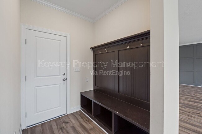 Building Photo - 585 Hampton Dr