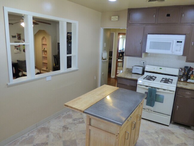 Building Photo - $0 DEPOSIT OPTION! Beautifully Upgraded 3-...