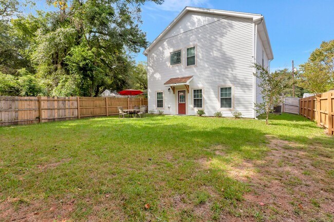Building Photo - Spacious 4-Bedroom Charleston Home Loaded ...