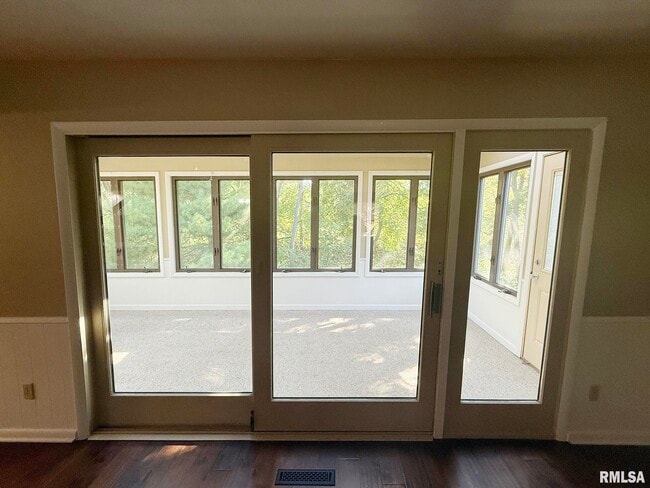 Building Photo - 6828 N Bobolink Rd