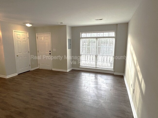 Building Photo - 2920 Barrymore St