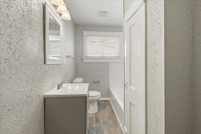 Building Photo - 617 N Parker Ave