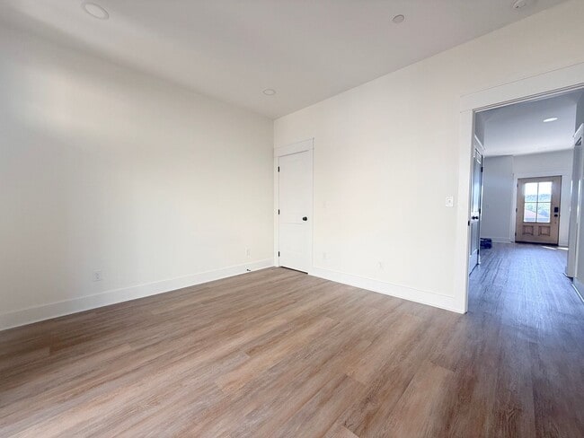 Building Photo - 1347 Belfair St