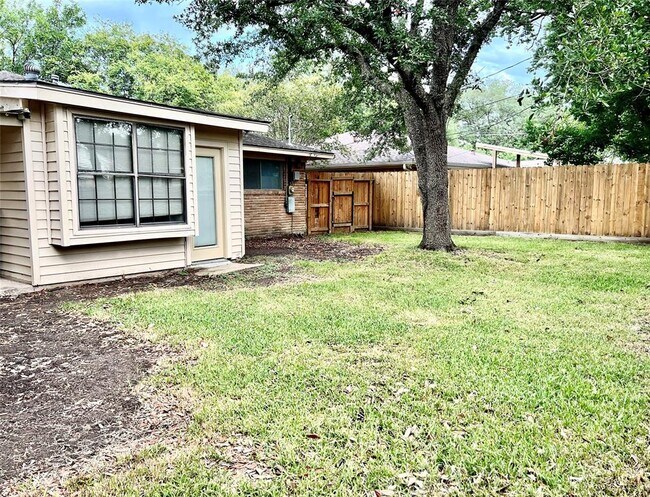 Building Photo - 414 Oak Vista Dr