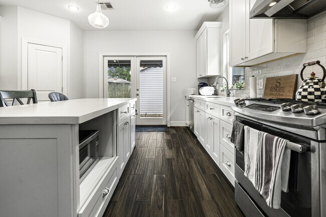Building Photo - 466 Focis St