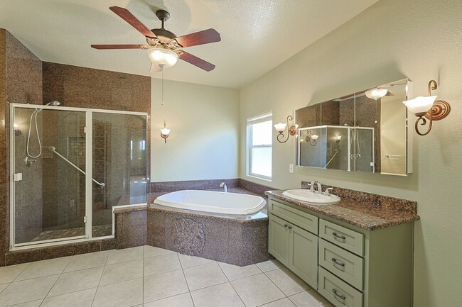 Building Photo - 5BR Home in Ramona Country Estates with Pool & Views