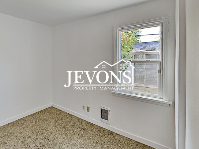Building Photo - Discover the warmth of this lovely single-family home in the heart of Seattle
