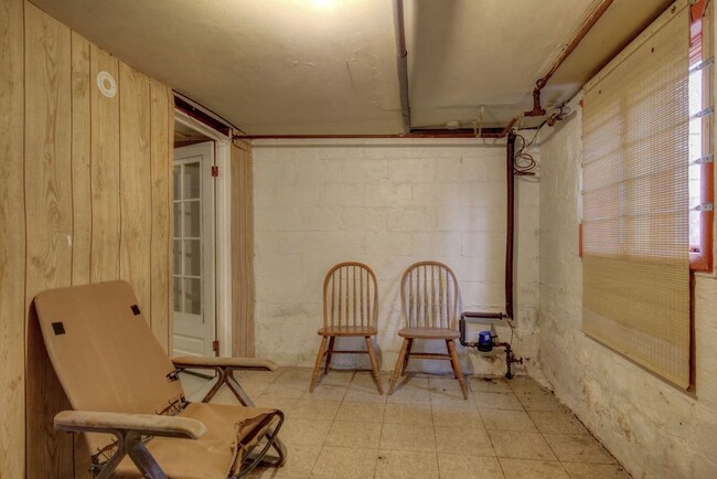 Building Photo - 1105 W Hill St