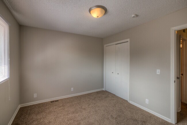 Building Photo - Convenient location! Side Split in Western Omaha.