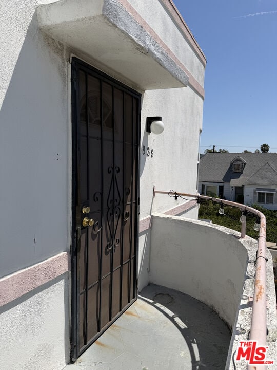 Building Photo - 839 Alexandria Ave