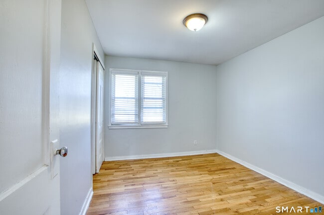 Building Photo - 124 Mayflower St