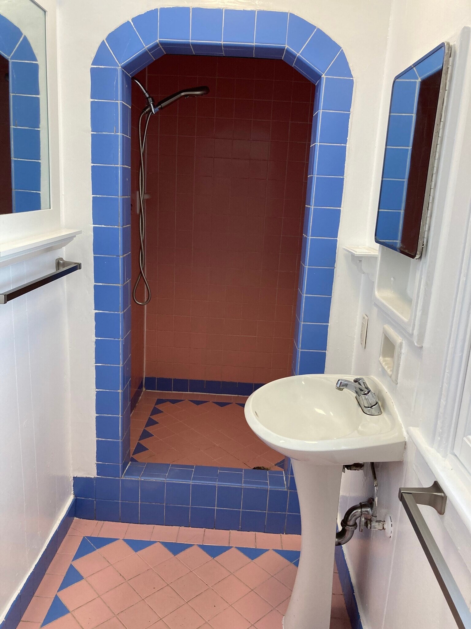 Bathroom Walk-in Shower - 929 Georgia St