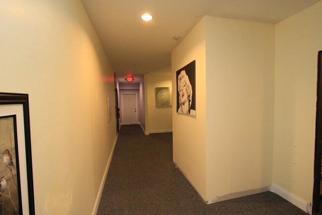 Building Photo - 32 W Market St