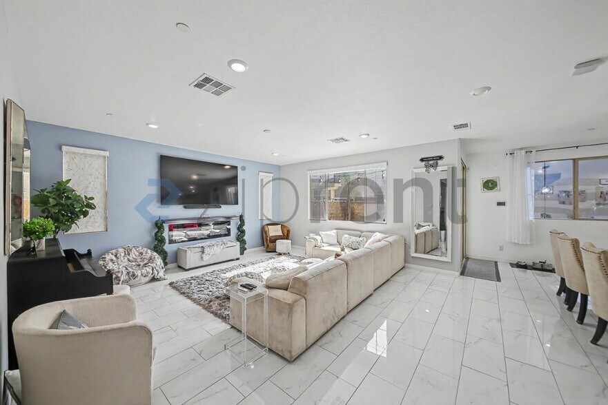 Building Photo - Unit