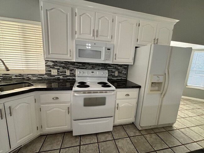 Building Photo - 2BR Apartment Close to Daybreak Marina and...