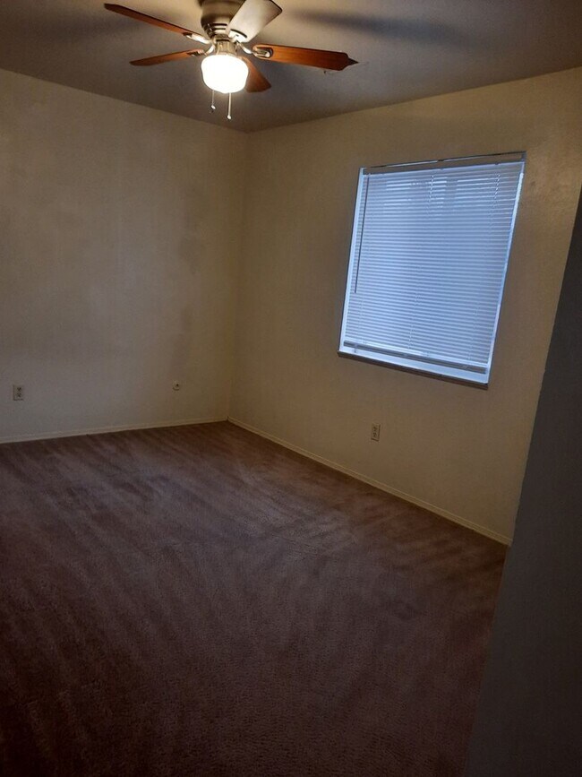 Building Photo - 1 bedroom apartment, walking distance to D...