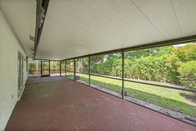 Building Photo - 1800 Primrose Ln
