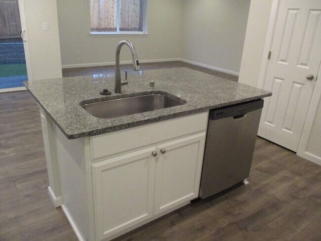 Building Photo - 3 Bedroom, 2.5 Bathroom Andasio Villiage H...