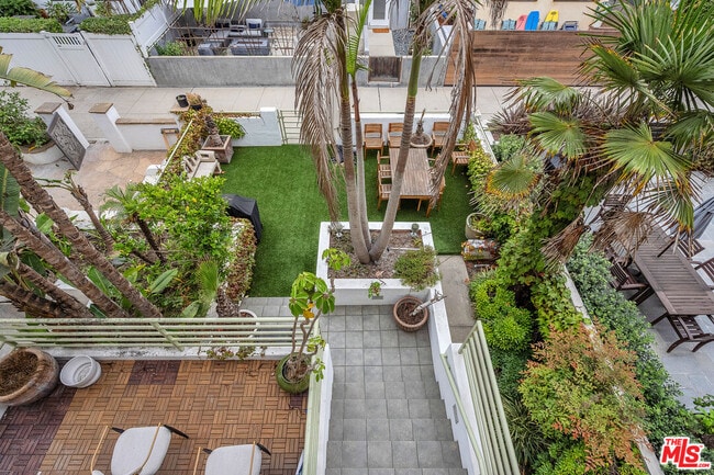 Building Photo - 20 Voyage St