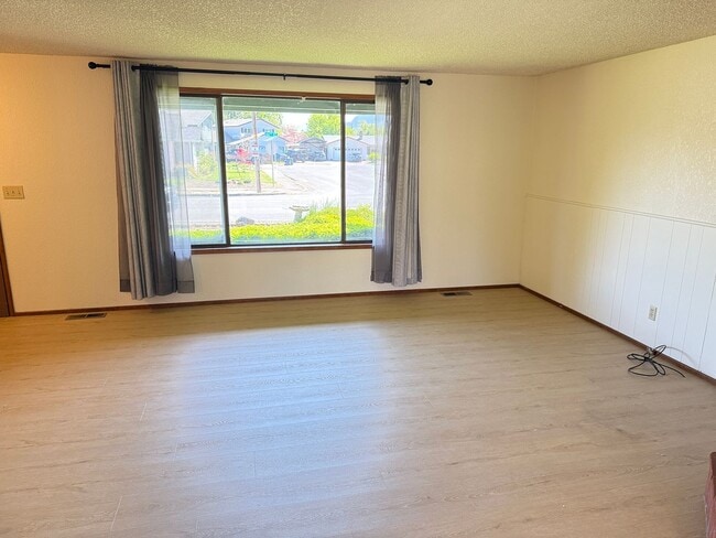 Building Photo - Well-kept house in desirable Thurston neighborhood!