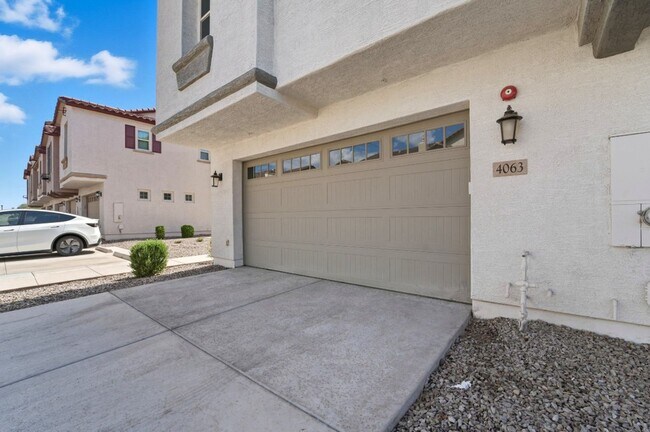 Building Photo - Like Brand New Luxurious Modern 3 Bedroom 2 Bath Townhome in Warner Meadow – Rare Rental Opportun...